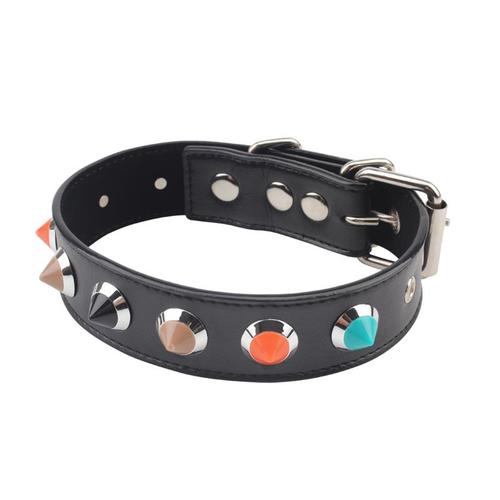 Collar con púas de colores