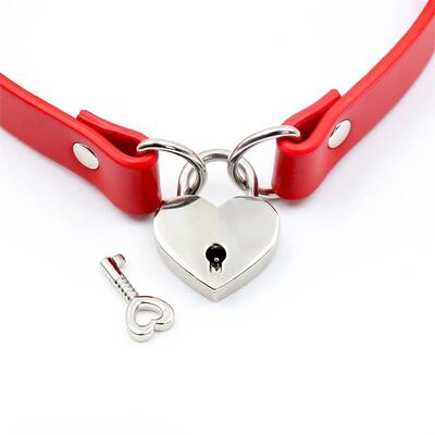 Collar con candado de corazon cuero vegano 2